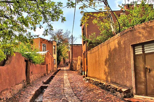 تور پاییزه روستای سرخ ابیانه و کویر ابوزیدآباد