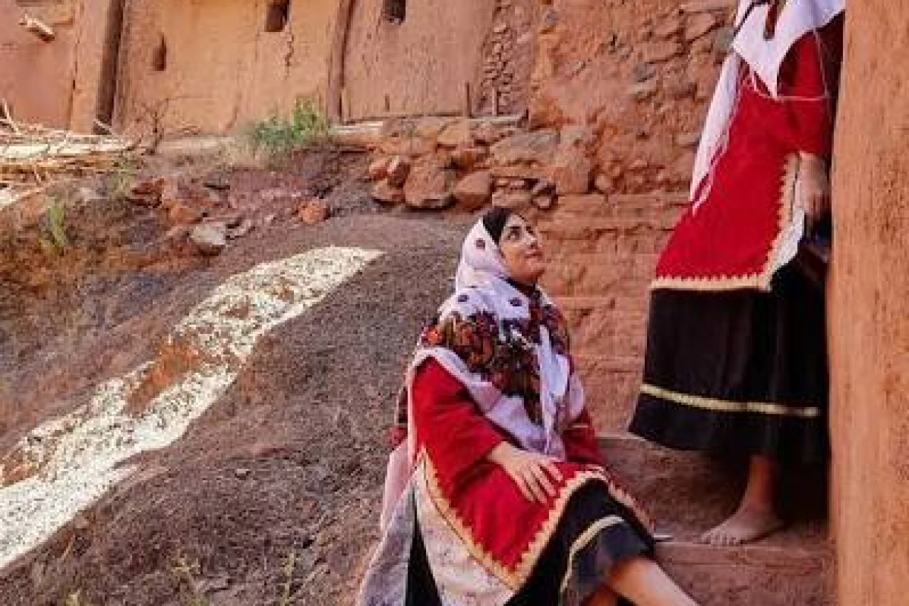 تور پاییزه روستای سرخ ابیانه و کویر ابوزیدآباد